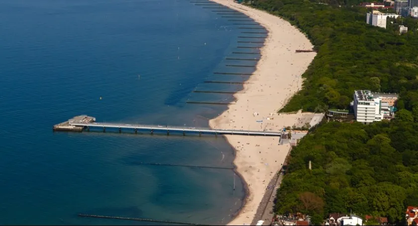 Zdjęcie Czy molo w Kołobrzegu jest płatne? Sprawdź ceny i zasady wstępu