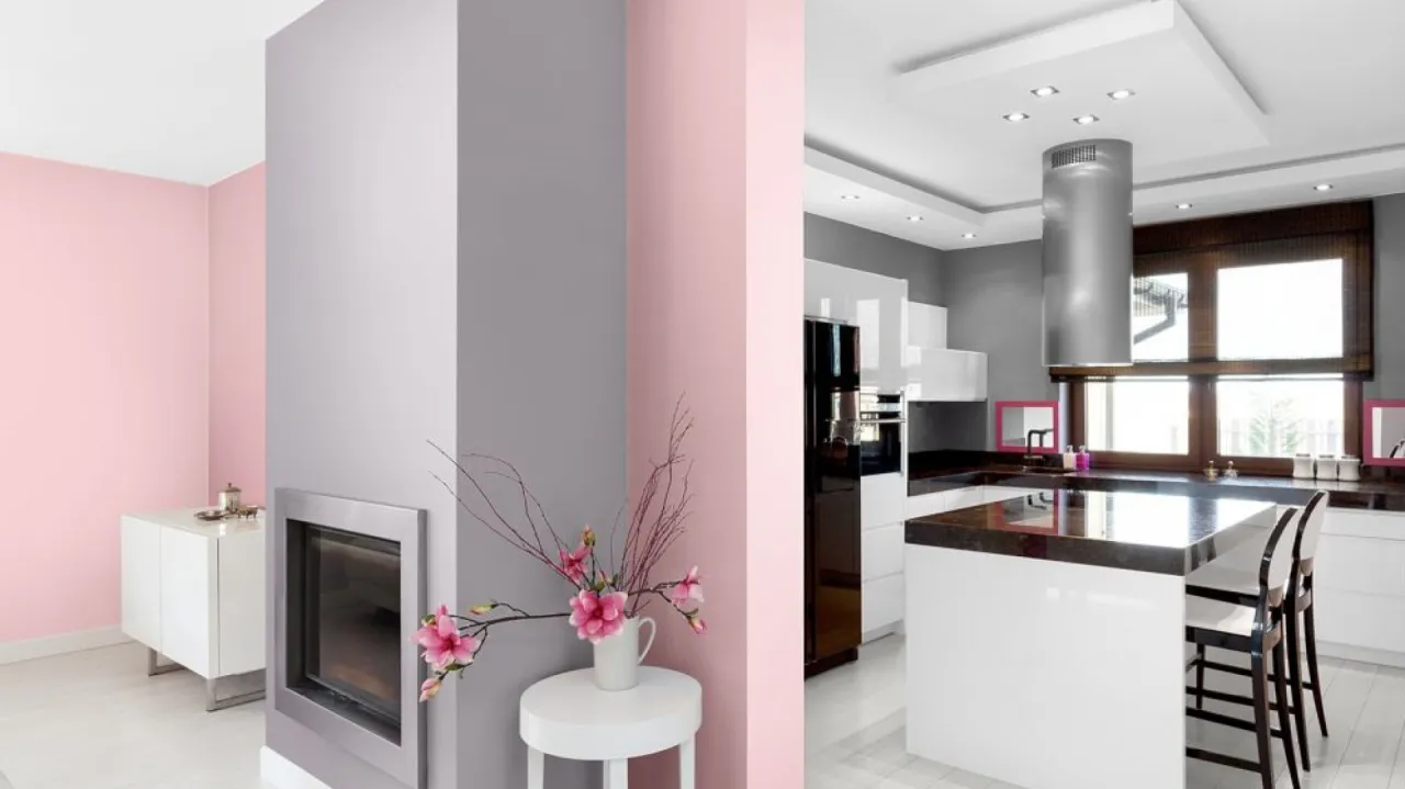 R&oacute;żowe ściany z szarymi meblami