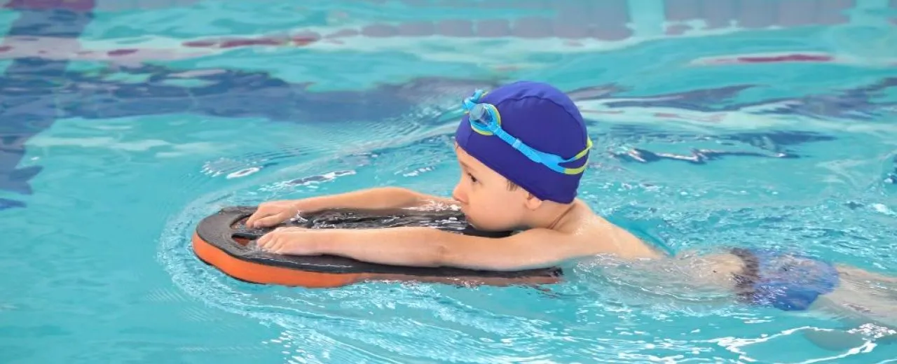 sprzęt do nauki pływania dla dzieci