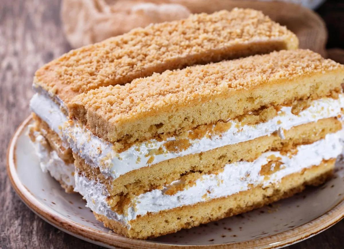 Pyszne ciasto czeskie, przekładane kremem i posypane okruszkami. Idealne na deser, gdy szukasz sprawdzonych ciasto czeskie przepisy.