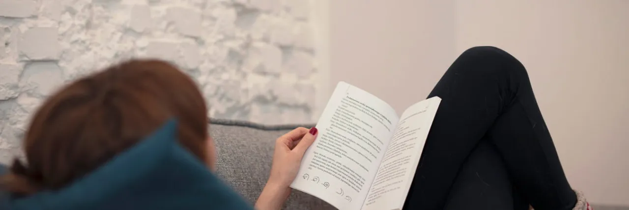 kobieta czytająca książkę z dylematem gramatycznym, tę czy tą