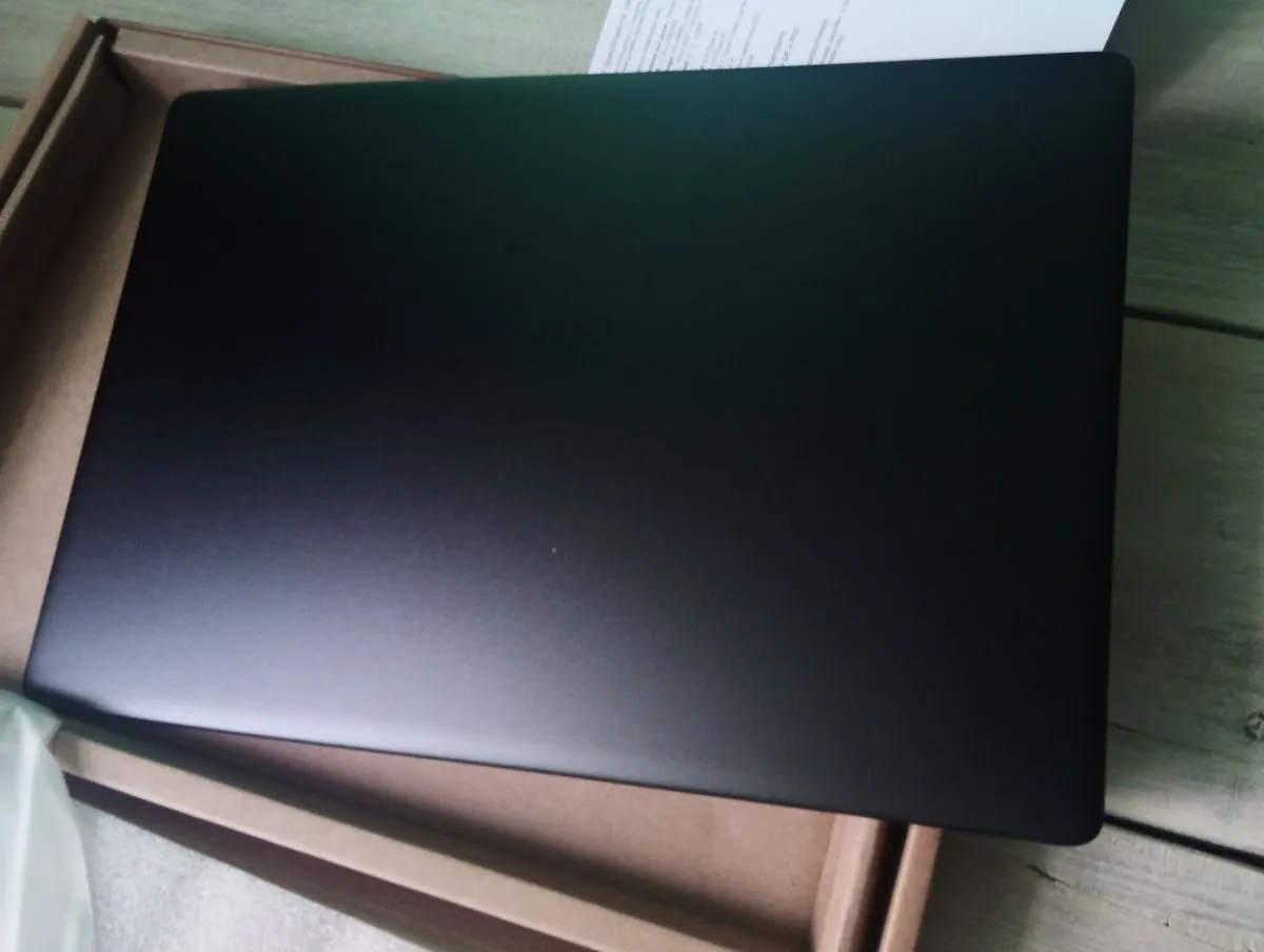 Nowy, czarny linux tablet w pudełku. Gotowy do pracy i zabawy.