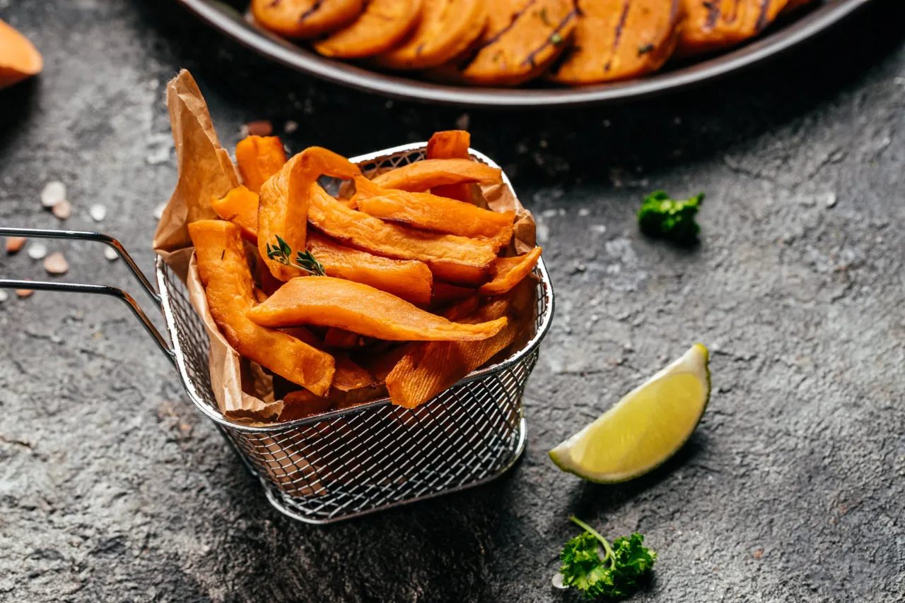 Frytki z batatów i marchewki w air fryerze