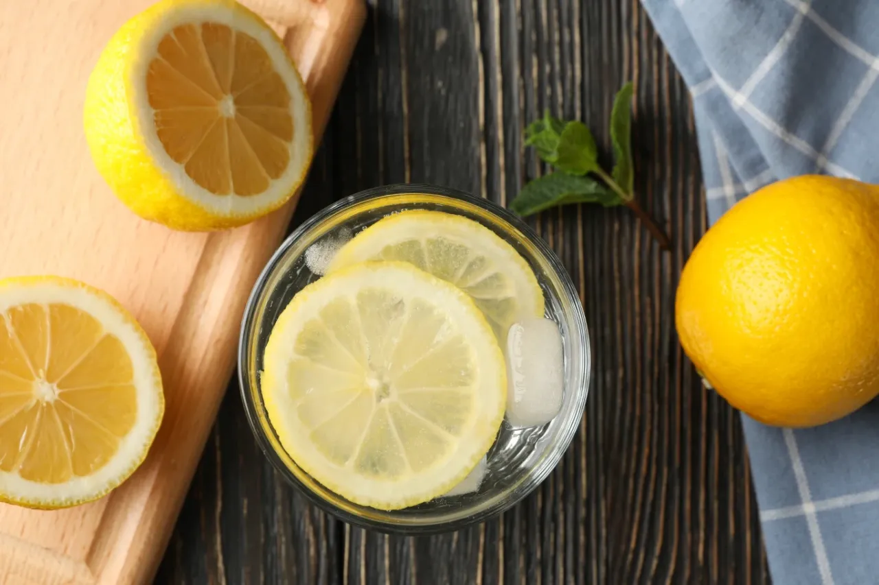 Orzeźwiająca woda z cytryną i lodem. Ile jeść mrożonej cytryny? Kilka plasterków dla smaku i witaminy C.