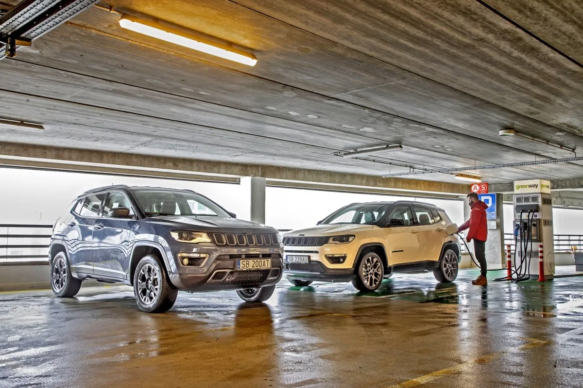 Jeep Compass parkowanie w mieście