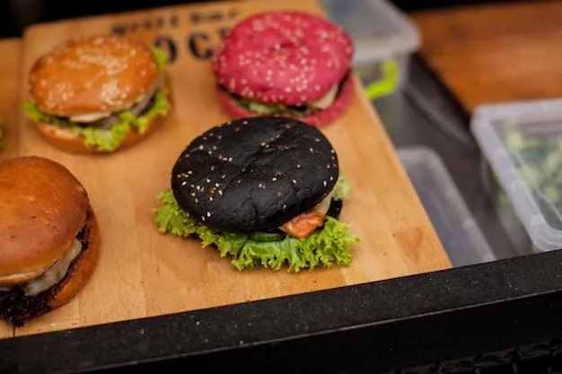 R&oacute;żne rodzaje bułek do burgera na drewnianej desce