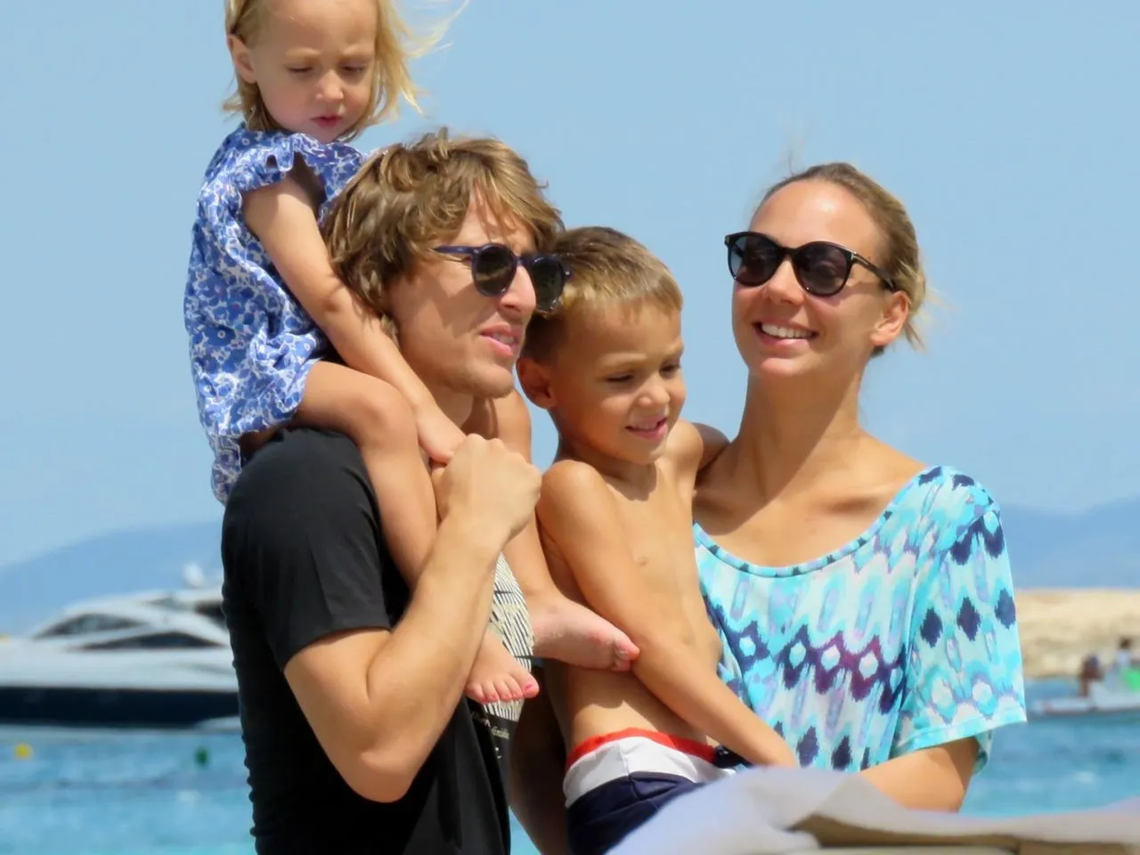 Luka Modrić z rodziną na plaży. Jego dzieci, chłopiec i dziewczynka, są szczęśliwe.