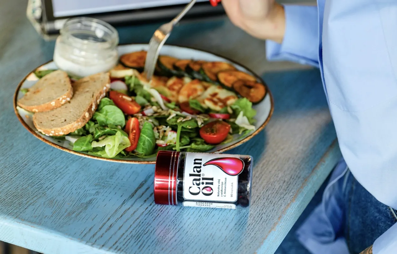 zdrowy posiłek bogaty w kwasy omega-3 i warzywa