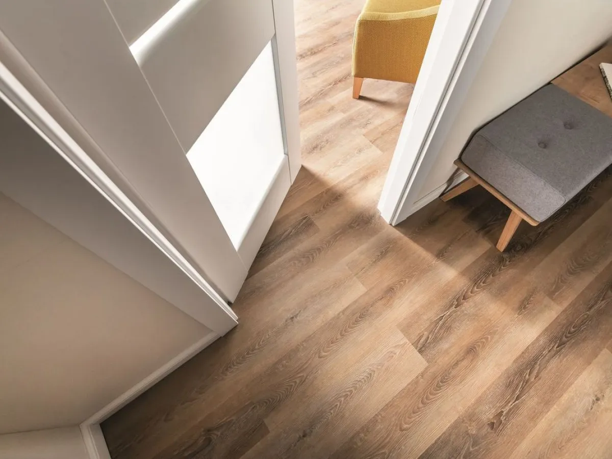 por&oacute;wnanie paneli laminowanych i winylowych