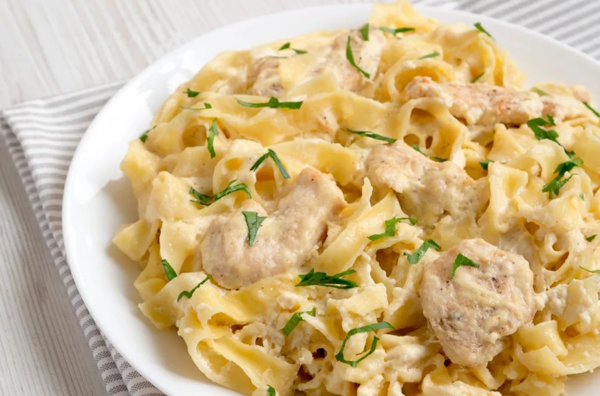 składniki na spaghetti alfredo