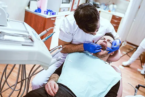 dentysta udzielający porad pacjentowi po zabiegu