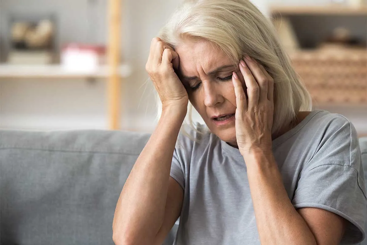 osoba śpiąca z podniesioną głową ból zęba