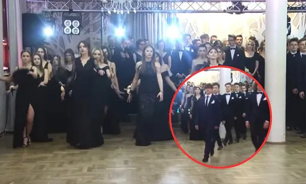 alternatywne rozpoczęcie wesela, goście tańczący poloneza