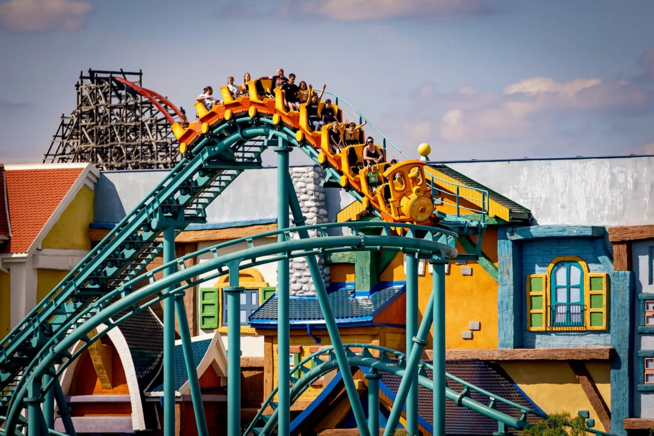rodzina w parku rozrywki Energylandia roller coaster