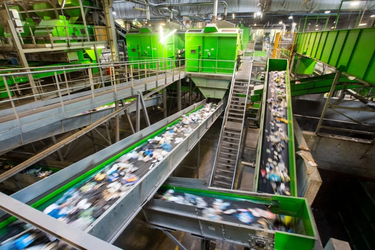 Taśmociągi w sortowni pokazują, co się dzieje ze śmieciami po segregacji – są transportowane do dalszego przetwarzania.