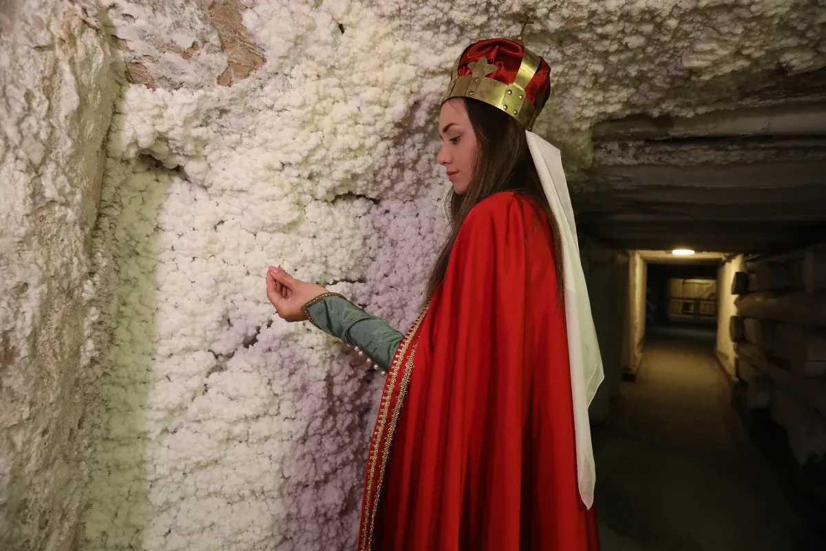 Dziewczyna w koronie i czerwonym płaszczu, jak Święta Kinga, w kopalni soli. Legenda o Świętej Kindze streszczenie.