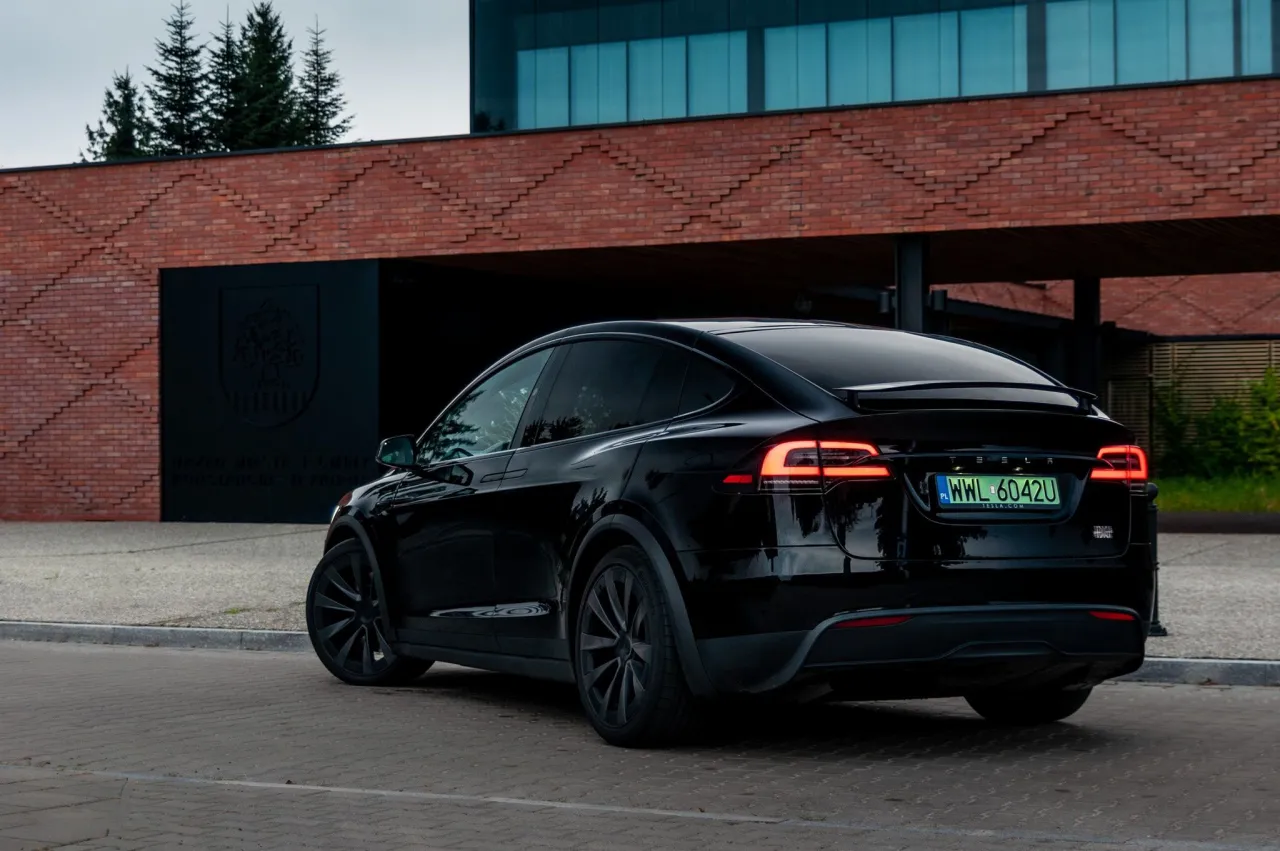 Tesla Model X Plaid na tle nowoczesnego polskiego miasta