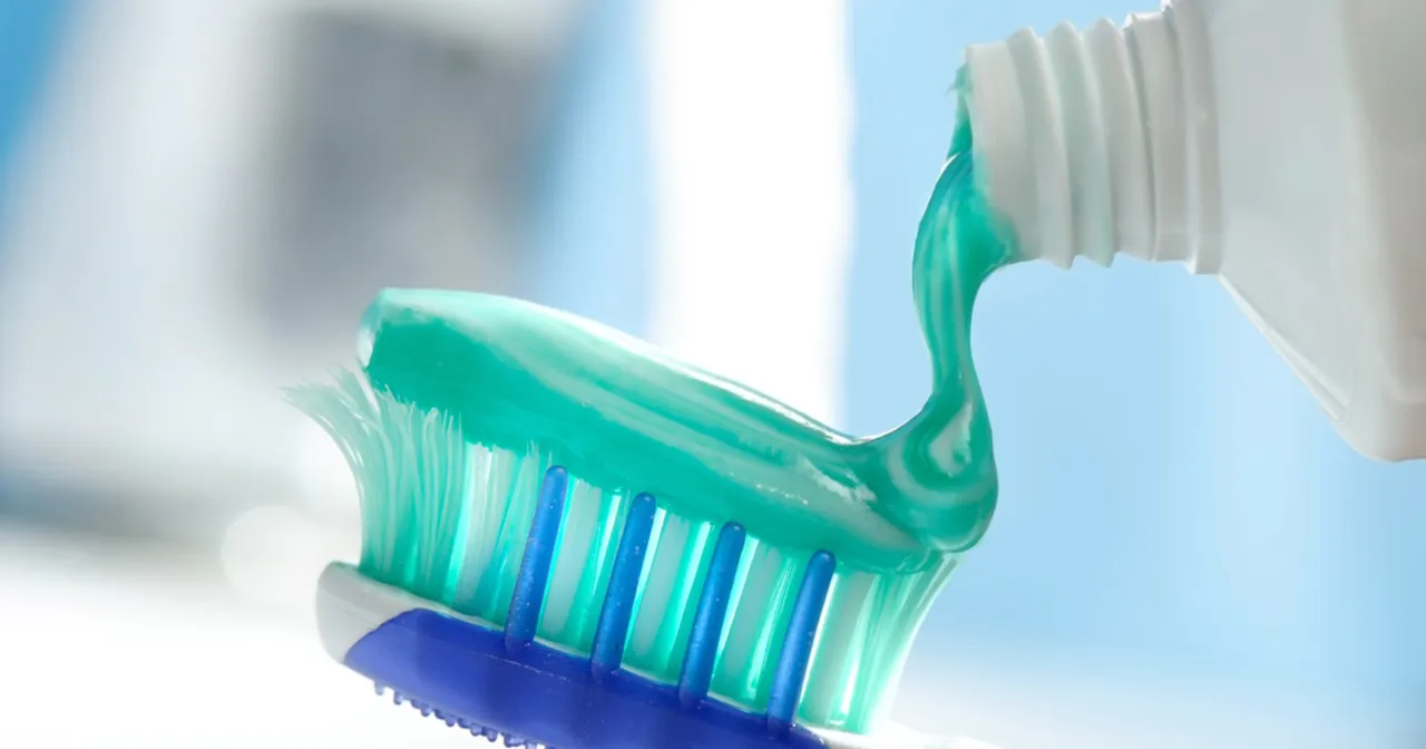 składniki pasty do zęb&oacute;w szkodliwe dla sk&oacute;ry