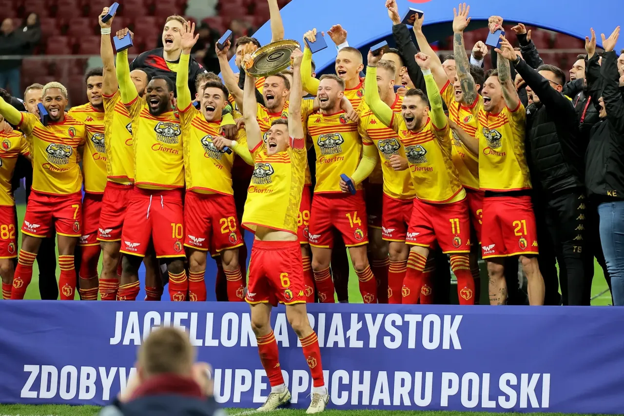 Jagiellonia Białystok podnosi puchar Ekstraklasy 2025