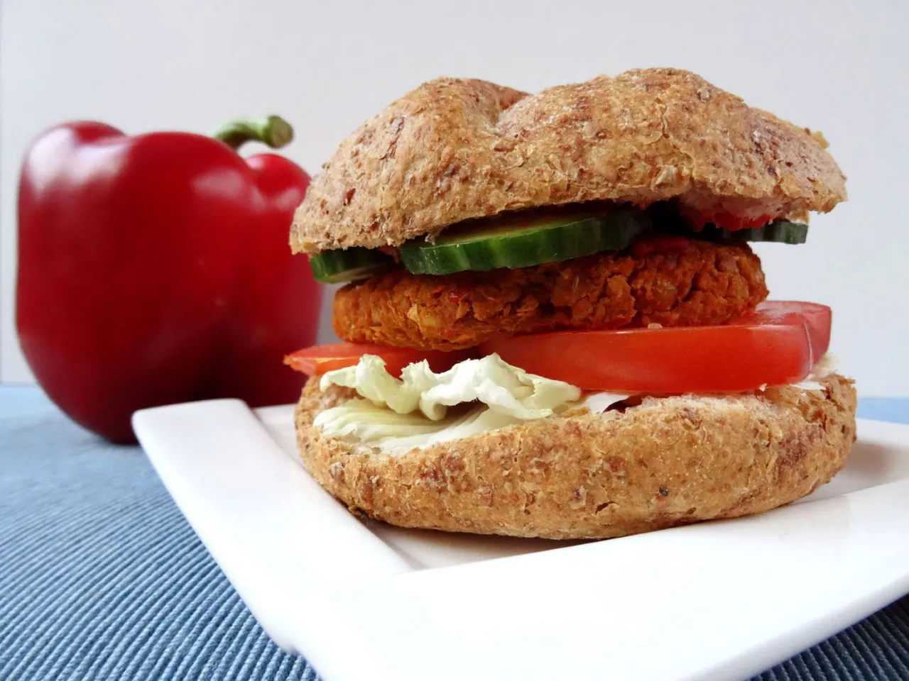 złożony burger z ciecierzycy z dodatkami