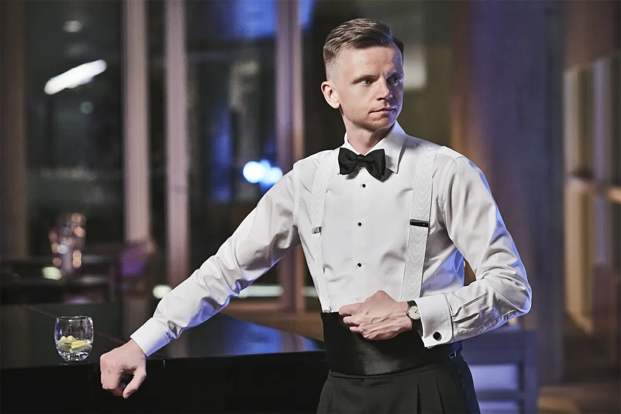 Zdjęcie Czy koszula ze stójką pasuje do garnituru? Oto co musisz wiedzieć