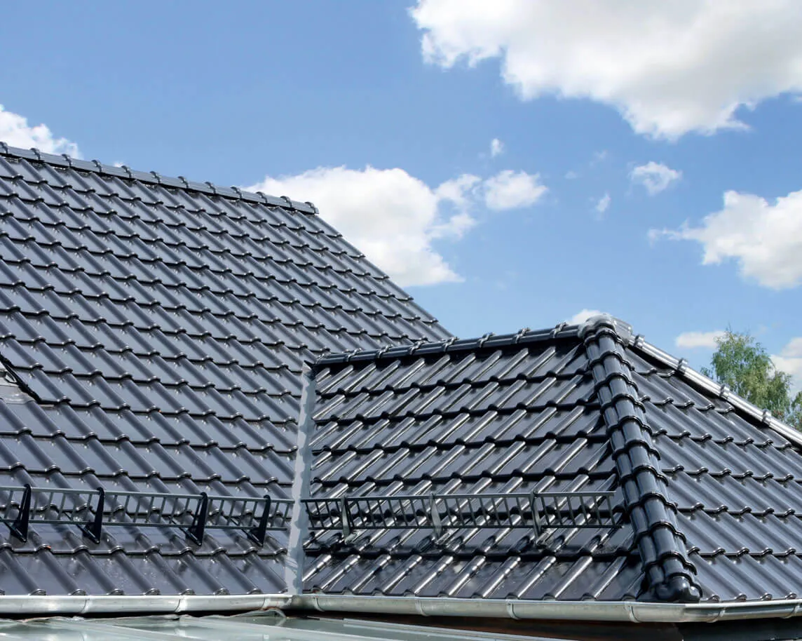 Zdjęcie Ile kosztuje dach z dachówki ceramicznej? Poznaj ukryte wydatki i ceny
