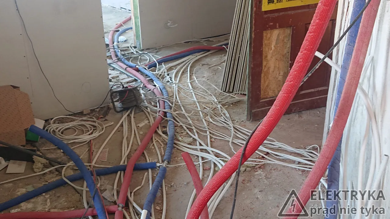 Zdjęcie Instalacja elektryczna w podłodze: Jak zrobić to bezpiecznie i tanio