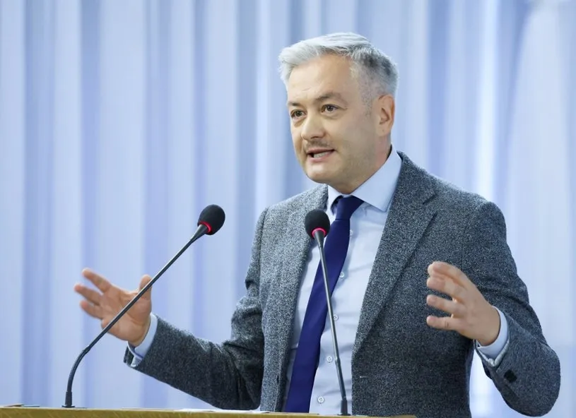 Zdjęcie Biedroń ile ma lat? Zaskakujące fakty o jego życiu i karierze