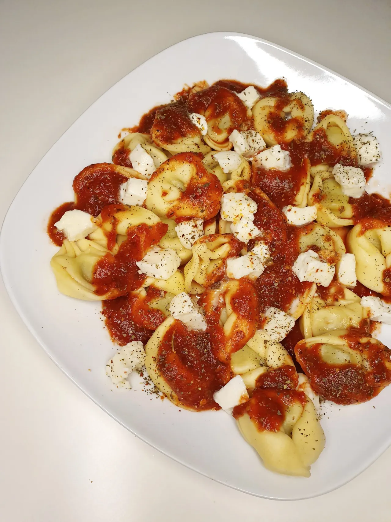 Zdjęcie Idealne dodatki do tortellini z pomidorami i mozzarellą, które zaskoczą