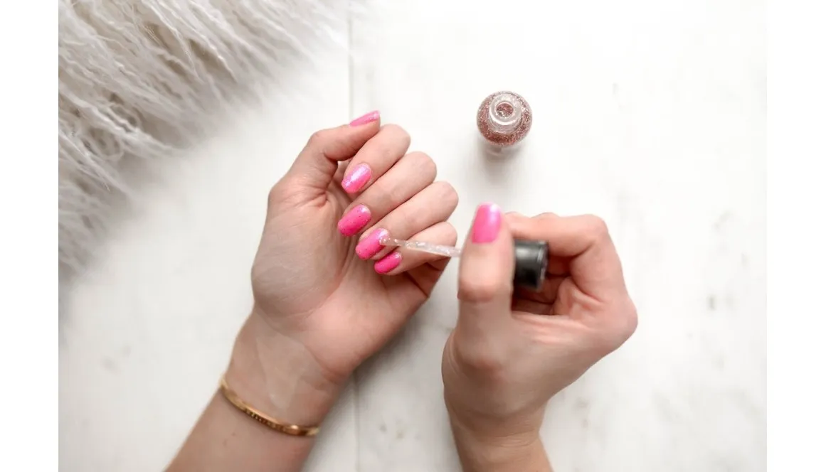 Zdjęcie Jak prawidłowo nakładać żele na paznokcie i uniknąć błędów w manicure żelowym