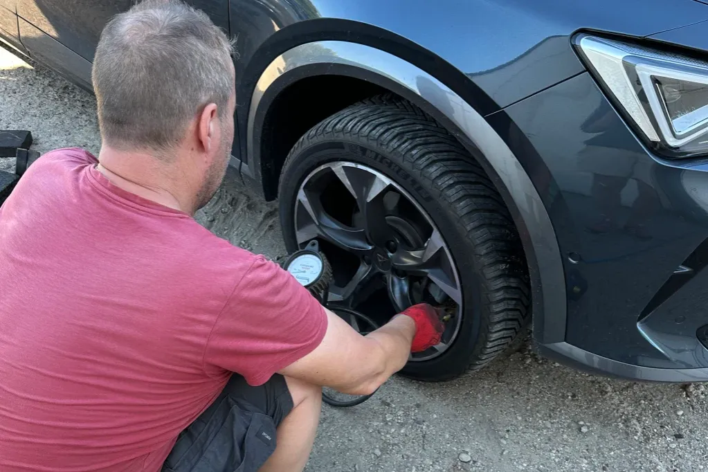 Zdjęcie Jak sprawdzić, czy opona jest przebita – uniknij niebezpieczeństwa na drodze