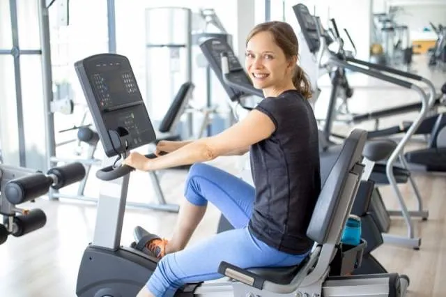 Zdjęcie Jakie mięśnie pracują na rowerze stacjonarnym i jak je wzmocnić