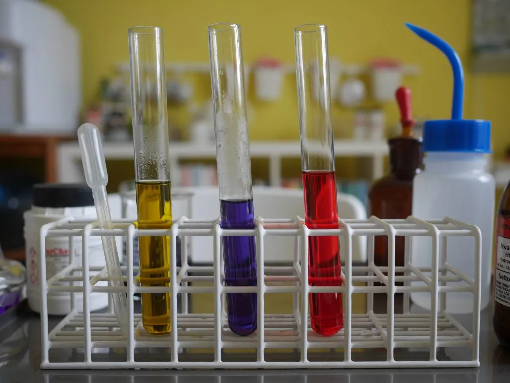 Zdjęcie Ile kosztują korepetycje z chemii? Sprawdź ceny i uniknij przepłacania!