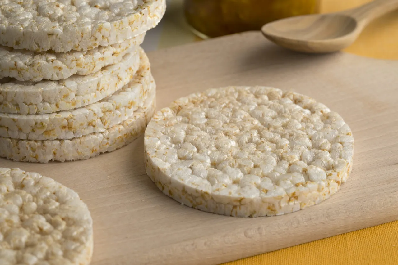 Zdjęcie Czy pies może jeść wafle ryżowe? Sprawdź, co musisz wiedzieć