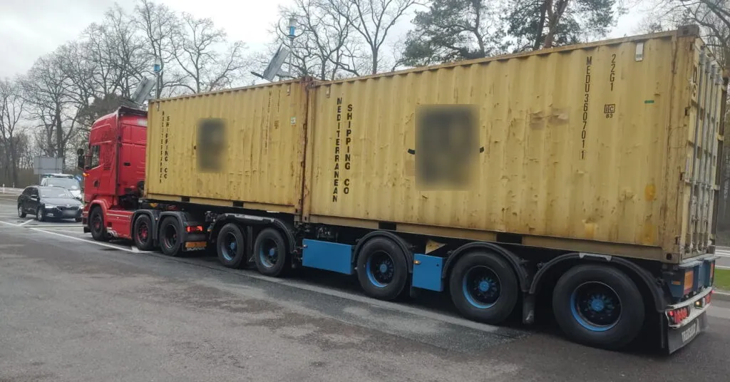 Zdjęcie Ile waży ciągnik siodłowy z naczepą? Sprawdź, zanim wyruszysz w trasę