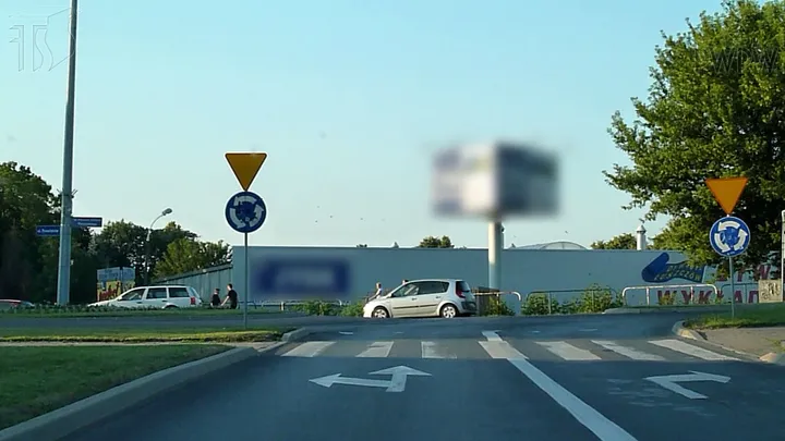Zdjęcie Zawracanie z lewego pasa na skrzyżowaniu: co mówią przepisy?