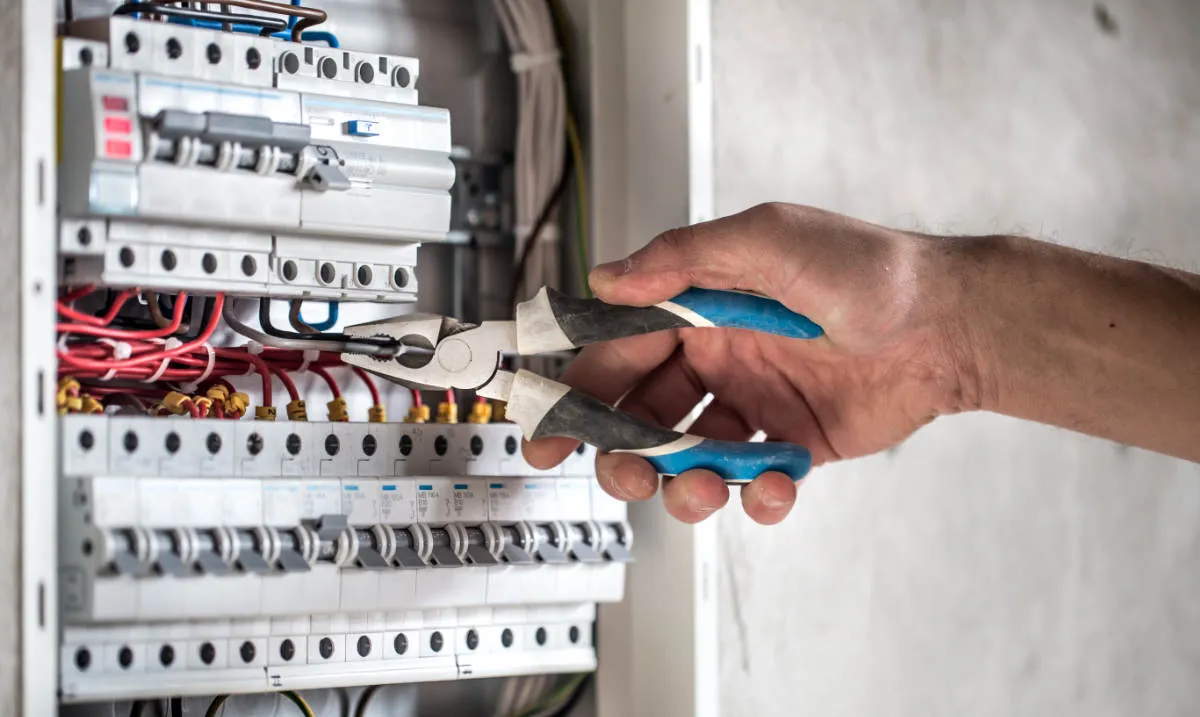 Zdjęcie Kto może wejść do rozdzielni elektrycznej? Sprawdź zasady i uprawnienia