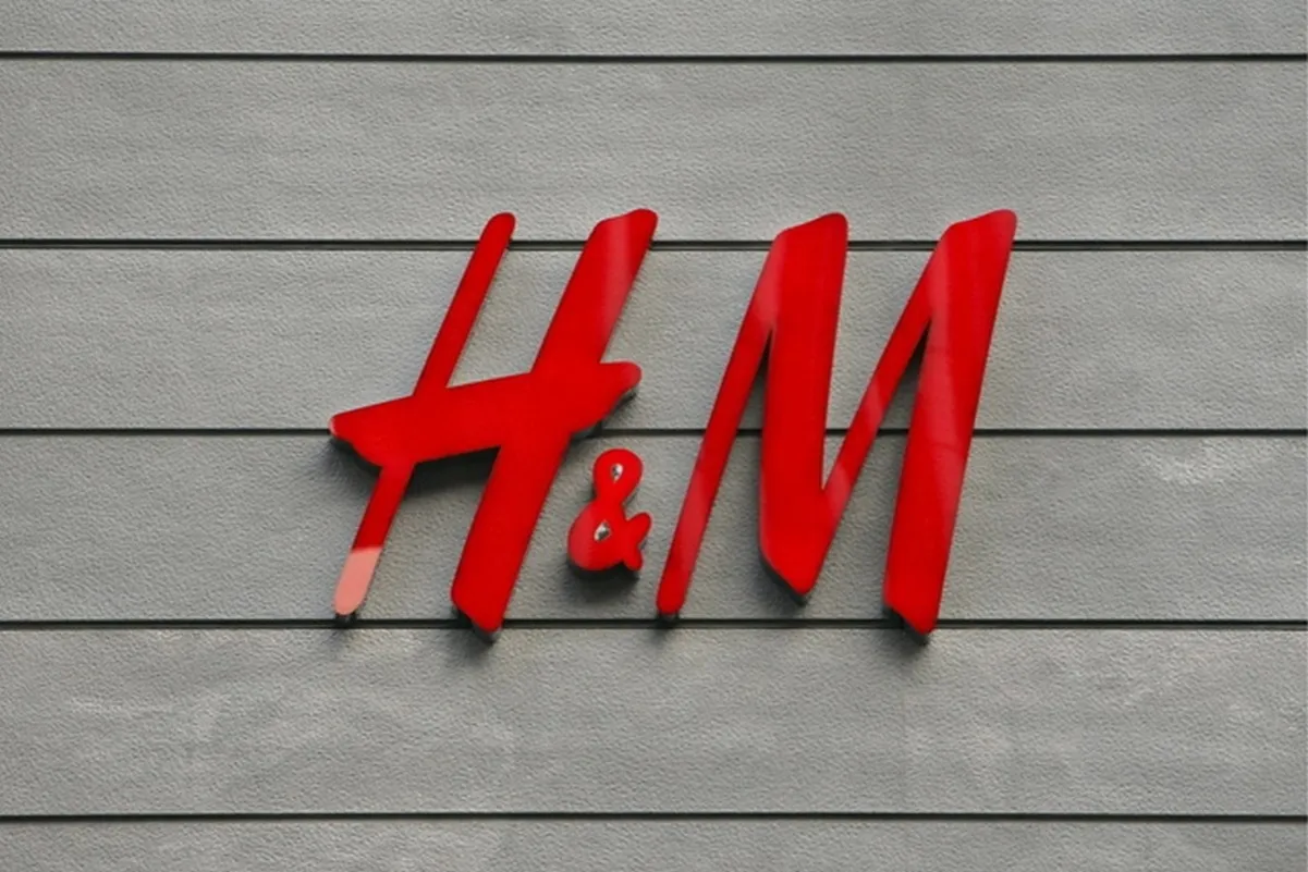 Zdjęcie Aplikacja H&M co daje? Poznaj korzyści i funkcje, które ułatwią zakupy