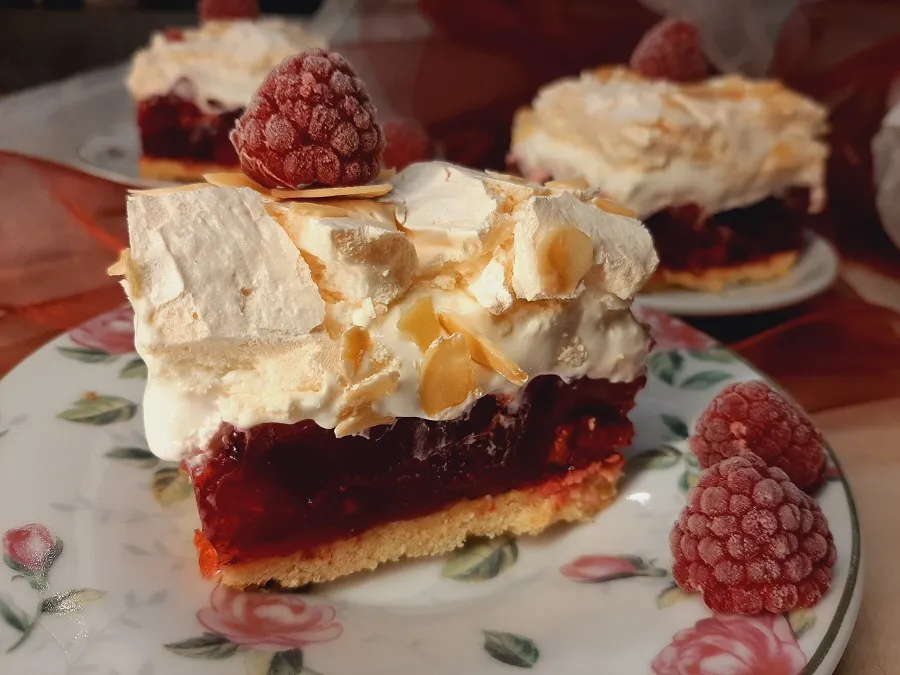 Zdjęcie Ile piec bezę do malinowej chmurki, aby uniknąć pękania i uzyskać idealną strukturę