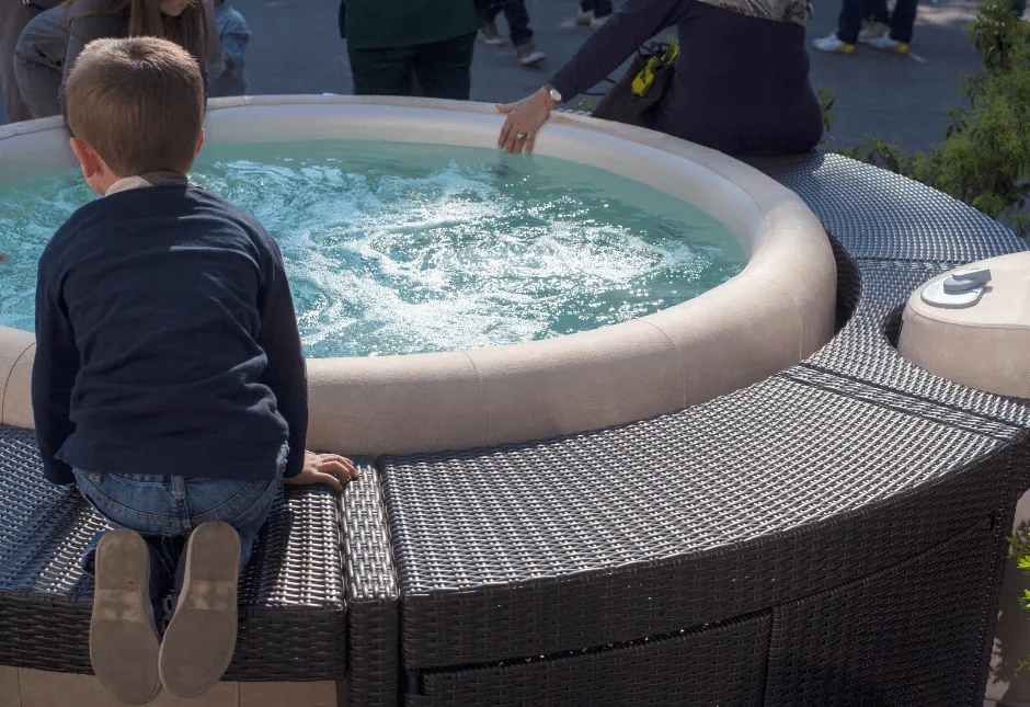 Zdjęcie Ile prądu pobiera jacuzzi dmuchane: poznaj prawdziwe koszty eksploatacji