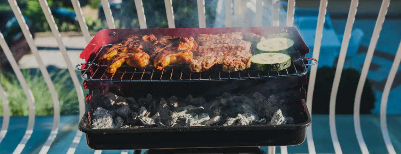 Zdjęcie Grill w bloku: Czy to legalne i jak bezpiecznie grillować?
