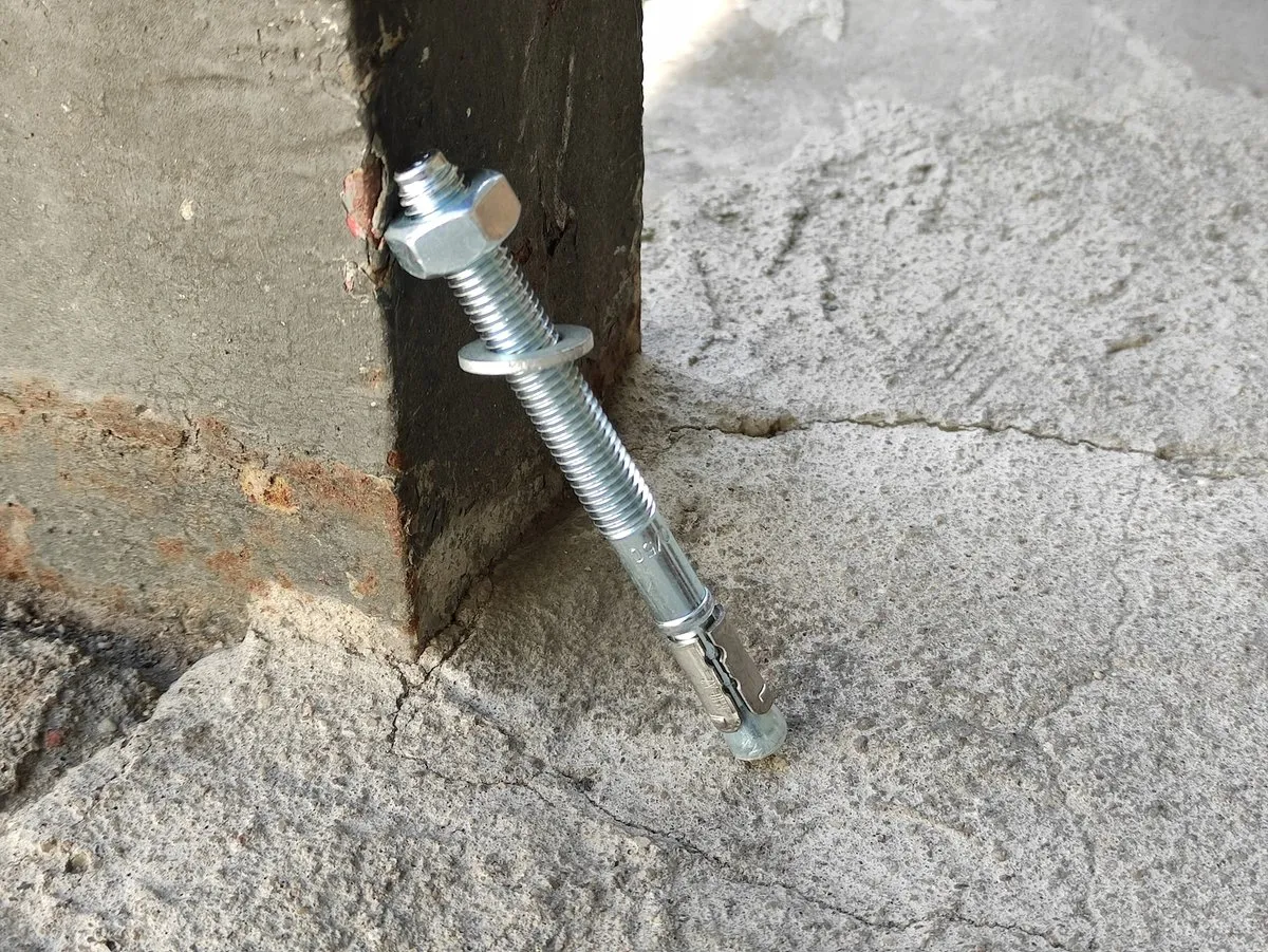 Zdjęcie Kotwa M8 – jak wybrać najlepsze rozwiązanie do mocowania w betonie