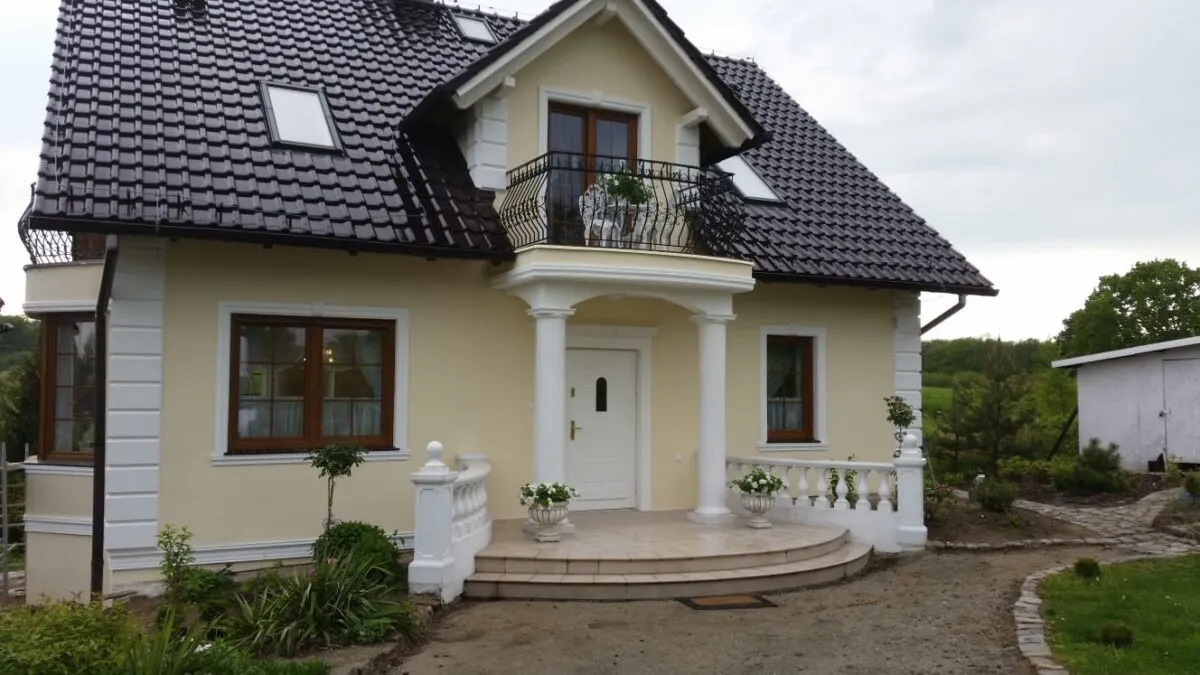 Zdjęcie Malowanie elewacji czy tynk - co wybrać, aby zaoszczędzić?
