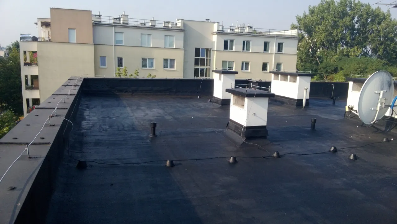 Zdjęcie Jak wejść na dach bloku i uniknąć problemów z prawem i bezpieczeństwem