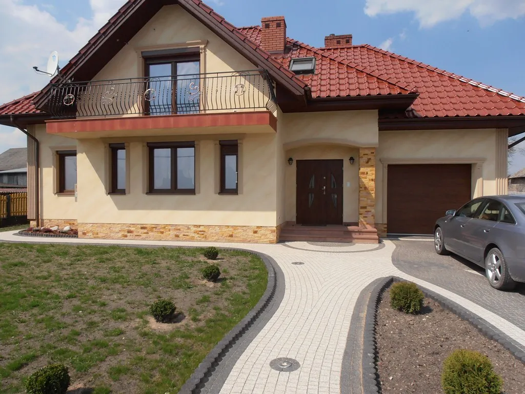 Zdjęcie Jaki kolor kamienia do żółtej elewacji? Sprawdź najlepsze opcje!