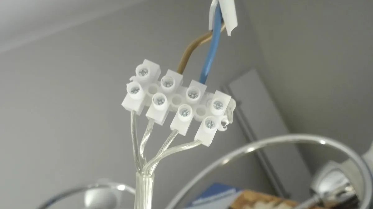 Zdjęcie Jak podłączyć żyrandol na 4 żarówki z 3 kablami bez błędów?