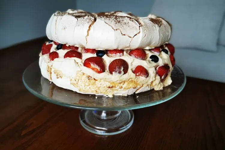 Zdjęcie Czy tort bezowy można przechowywać w lodówce bez utraty świeżości?