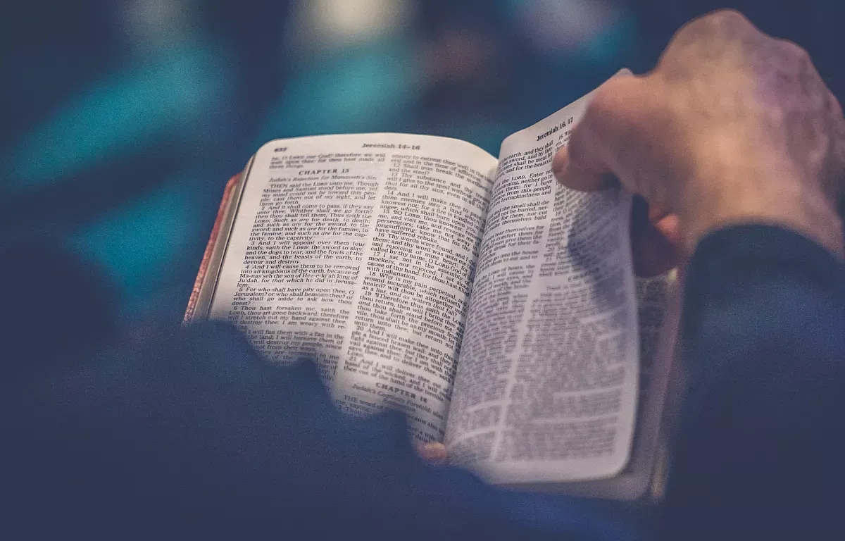 Zdjęcie Jak czytać Biblię instrukcja - proste metody dla każdego początkującego