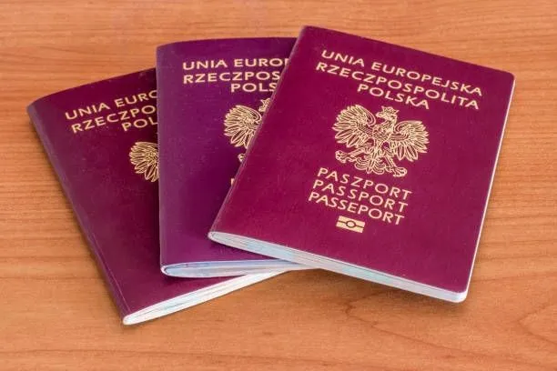 Zdjęcie Czy można odebrać paszport za kogoś? Poznaj kluczowe zasady i warunki