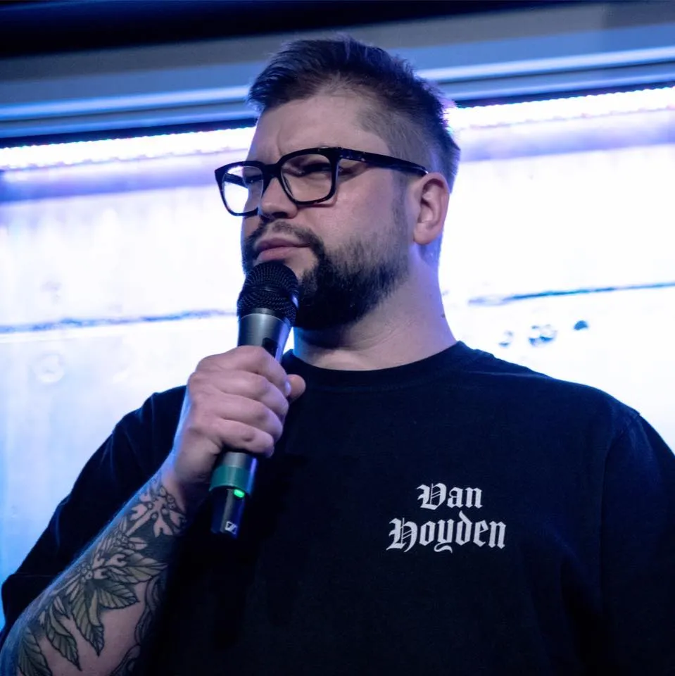 Zdjęcie Bartek Toczek stand up - zaskakujące fakty o jego karierze komika